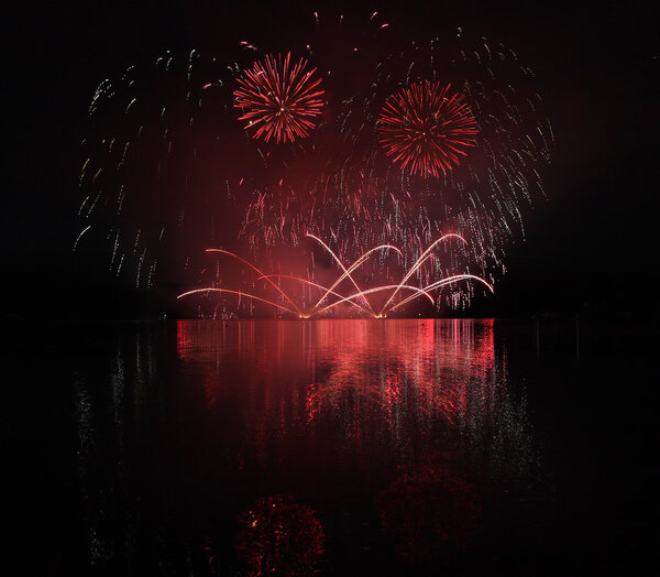 Красочные фейерверки с отражением на озере
.
