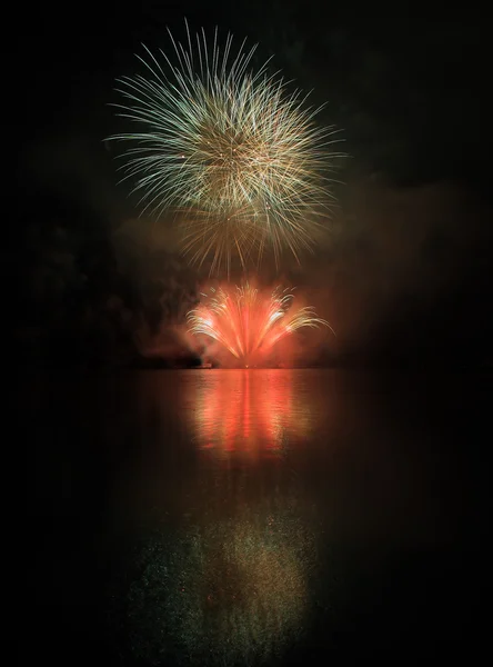 Feux d'artifice colorés avec réflexion sur le lac . — Photo