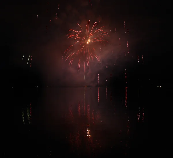 Kolorowe fajerwerki z refleksji nad jeziorem. — Zdjęcie stockowe