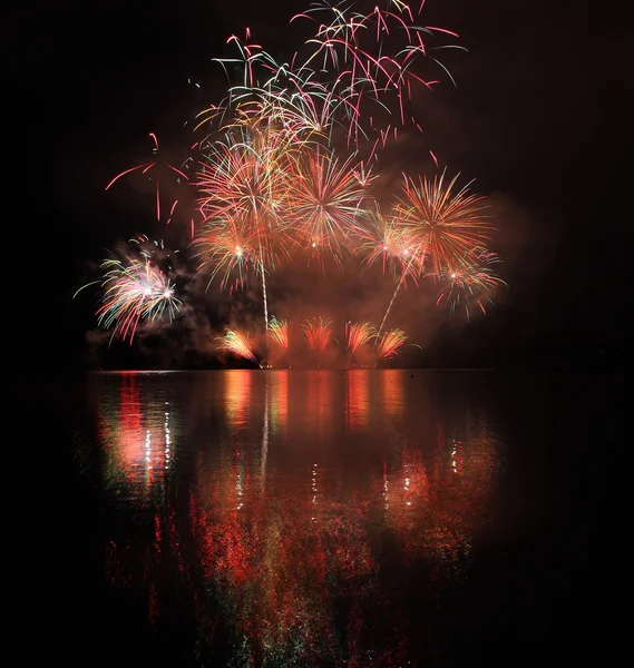 Fogos de artifício coloridos com reflexão no lago . — Fotografia de Stock