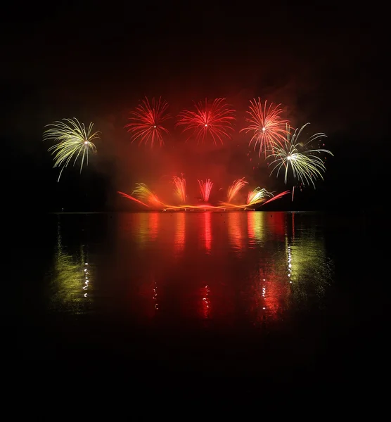 Fuegos artificiales coloridos con reflexión sobre el lago . — Foto de Stock