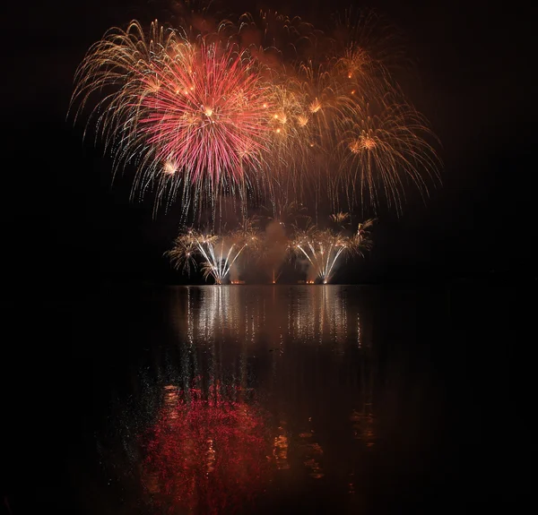 Feux d'artifice colorés avec réflexion sur le lac . — Photo