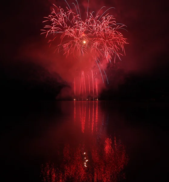 Feux d'artifice colorés avec réflexion sur le lac . — Photo