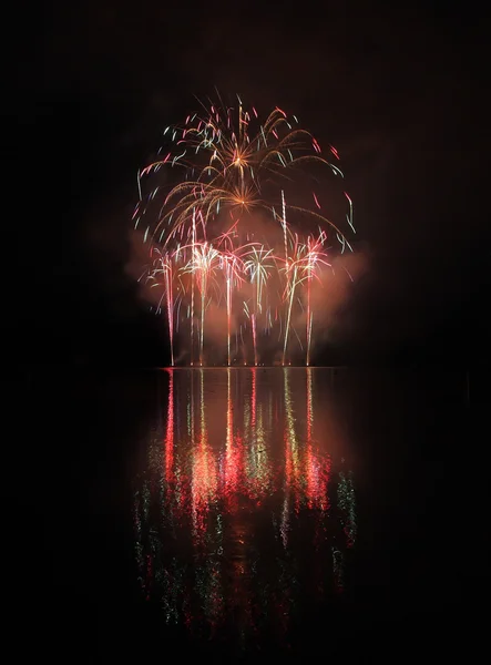 Feux d'artifice colorés avec réflexion sur le lac . — Photo