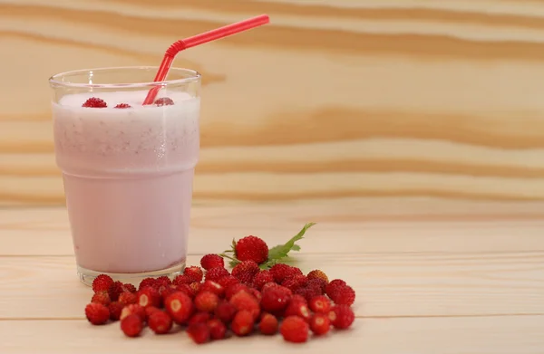 Batido de fresas silvestres en un vaso y fresas silvestres —  Fotos de Stock