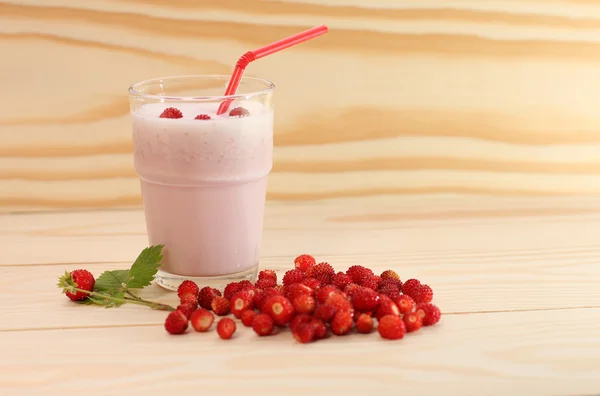 Batido de fresas silvestres en un vaso y fresas silvestres —  Fotos de Stock