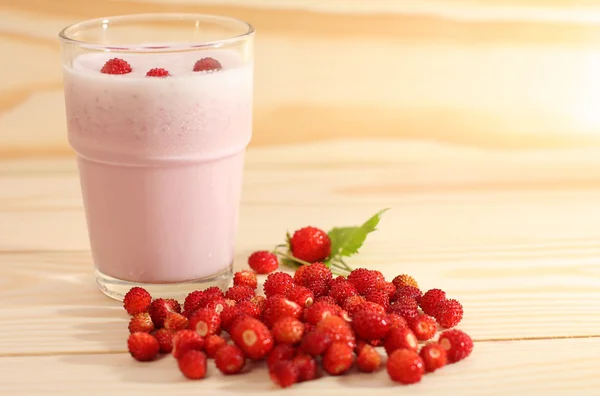 Batido de fresas silvestres en un vaso y fresas silvestres —  Fotos de Stock