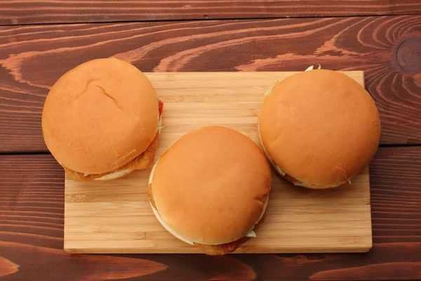 Ahşap masa Bambu tahta üzerinde tavuk Burger — Stok fotoğraf