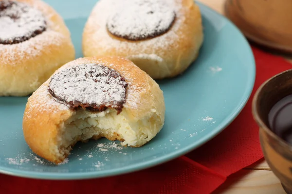 Cottage cheese cakes  with jam on blue plate — Stock Photo, Image