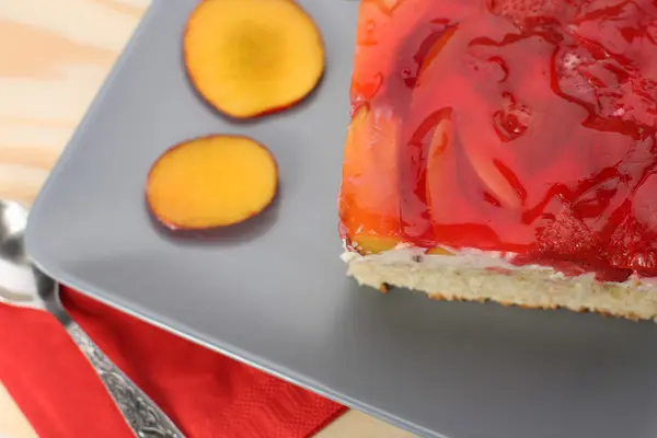 Gâteau aux fraises et pêches avec gélatine sur plaque grise sur t en bois — Photo