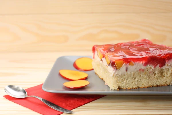 木 t に灰色の板ゼラチン イチゴと桃のケーキ — ストック写真