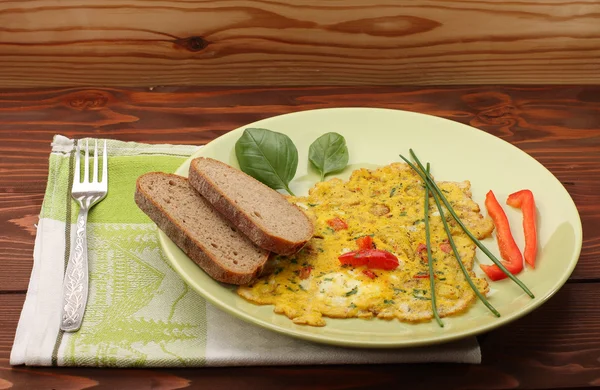 Tortilla de huevo con pimentón y hierbas verdes y pan —  Fotos de Stock