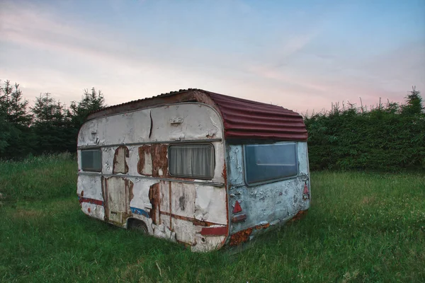 Old white camper in forest in summer morning — Stock Photo, Image