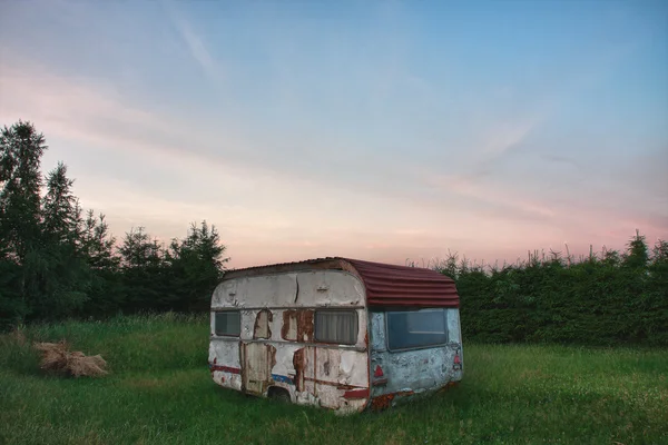 Gammal vit husbil i skogen i sommarmorgon — Stockfoto