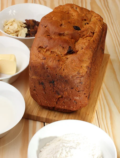 Süßes Brot mit Rosinen und Mandeln, Mehl, Butter, Ei, Milch — Stockfoto