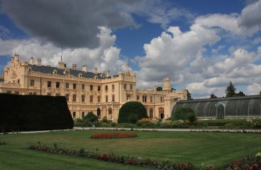 Castle Lednice Avrupa'da Çek Cumhuriyeti'nde bahçeli