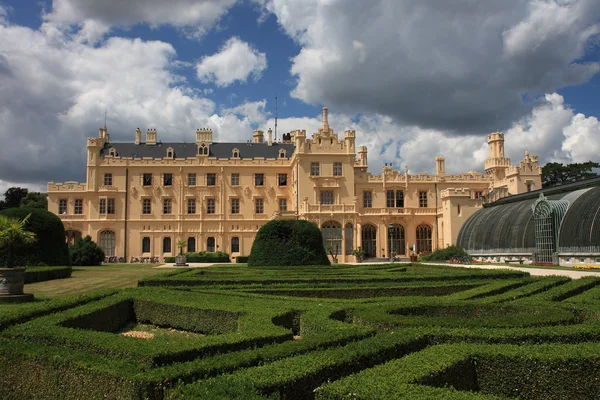 Castillo Lednice con jardines en República Checa en Europa — Foto de Stock