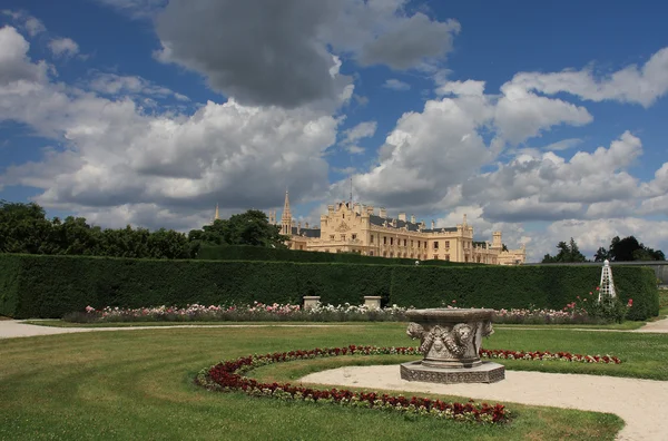 Castillo Lednice con jardines en República Checa en Europa — Foto de Stock