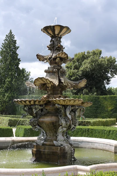 Fontanna w parku francuskiego ogrodu w Lednicy w Czechach — Zdjęcie stockowe