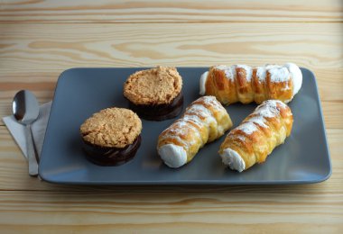 Yumurta beyaz tatlı tüp dolu ve Hindistan cevizi çerezleri reçel dolu