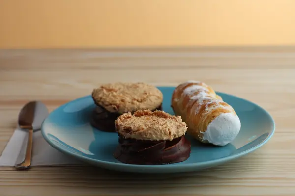 Zoete buis gevuld eiwit en kokos koekjes gevuld jam — Stockfoto