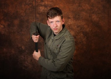 Katana kılıcı kahverengi batik arka plan üzerinde olan adam