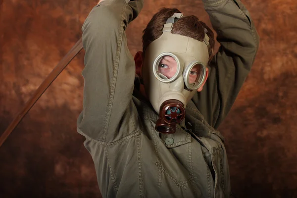 Homme avec masque à gaz et épée katana sur fond batik brun — Photo