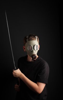 Gaz maskesi ve katana kılıcı siyah arka plan üzerine olan adam