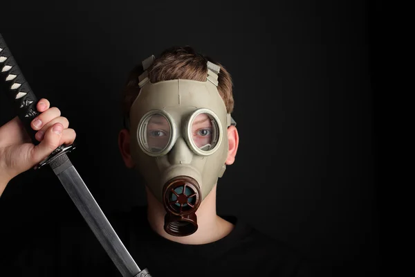 Mann mit Gasmaske und Katana-Schwert auf schwarzem Hintergrund — Stockfoto