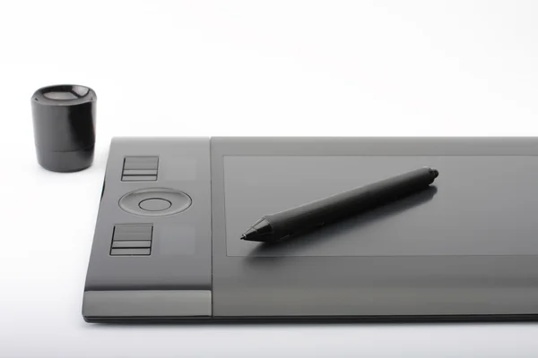 Grafik-Tablet und Stift und Ständer für Federn auf weißem Hintergrund — Stockfoto