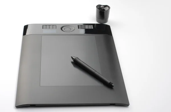 Grafik-Tablet und Stift und Ständer für Federn auf weißem Hintergrund — Stockfoto