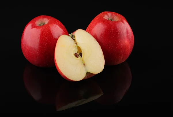 Trois pommes rouges isolées sur noir — Photo