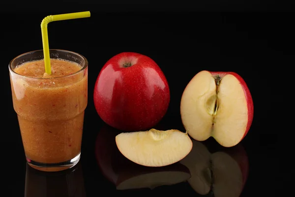 Apple smoothie in glass and apples on black acrylic sheet —  Fotos de Stock