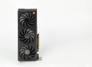 Masaüstü bilgisayarı için yaratıcılar ve oyuncular için beyaz arkaplanda 2,5 slot grafik kartı