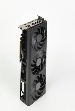 Masaüstü bilgisayarı için yaratıcılar ve oyuncular için beyaz arkaplanda 2,5 slot grafik kartı