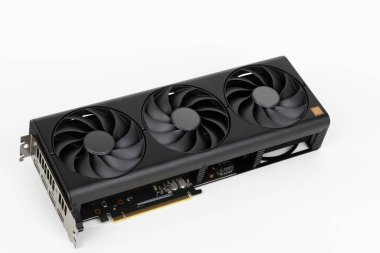 Masaüstü bilgisayarı için yaratıcılar ve oyuncular için beyaz arkaplanda 2,5 slot grafik kartı