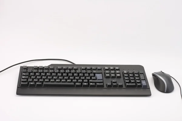 Tastatur und Maus auf weißem Hintergrund. — Stockfoto