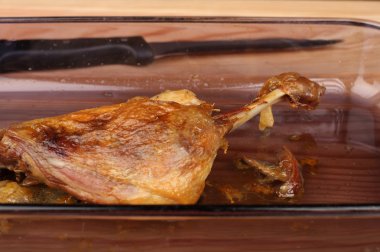 Ördek ahşap masa üzerinde cam tavada kızartma