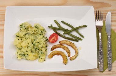 Yeşil fasulye, kızarmış kabak, domates ve patates püresi