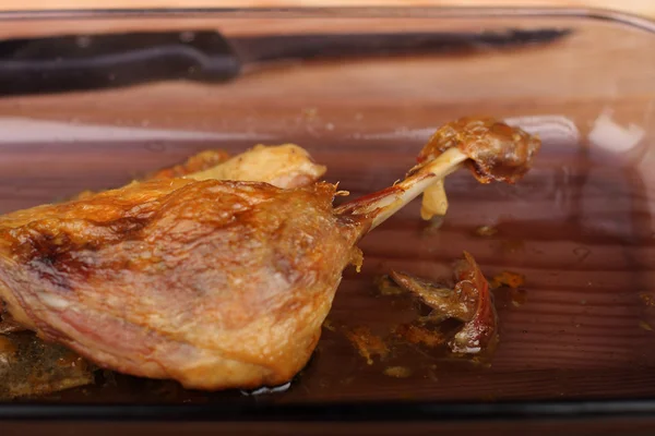 Pečená kachna v pánvi skla na dřevěný stůl — Stock fotografie