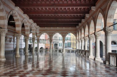 Udine, İtalya için Lionello balkon gündoğumu zaman