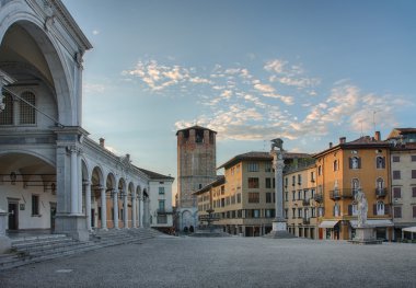 Piazza della Libertà Udine, İtalya gündoğumu zaman.