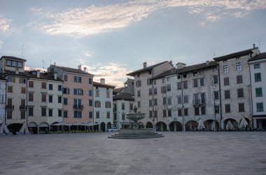 Piazza san Giacomo Udine, İtalya, gündoğumu zaman.