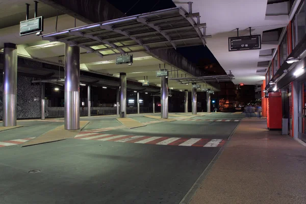 Autostazione in città Udine, Italia di notte — Foto Stock