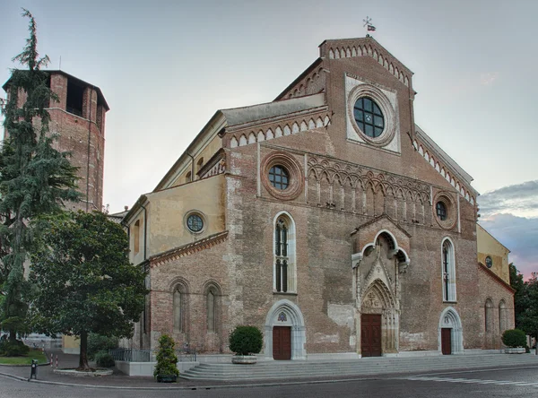 Καθεδρικός ναός Santa Maria Maggiore στο Ούντινε της Ιταλίας με την Ανατολή — Φωτογραφία Αρχείου