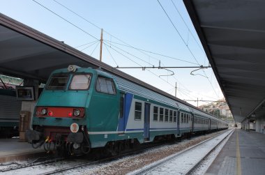 Tren ve boş platform istasyonunda Trieste, İtalya