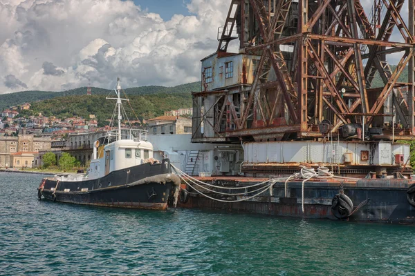 Grúa vieja en el puerto de Trieste, Italia —  Fotos de Stock