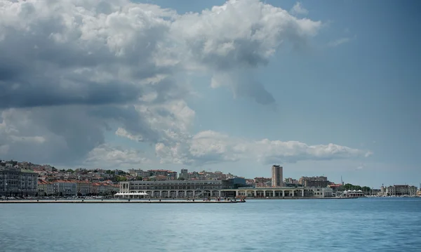 Trieste, İtalya'da yaz bulutlu günde liman — Stok fotoğraf
