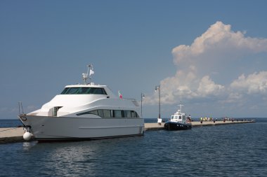 Yaz gününde Harbor Trieste, İtalya turist tekne palamarla