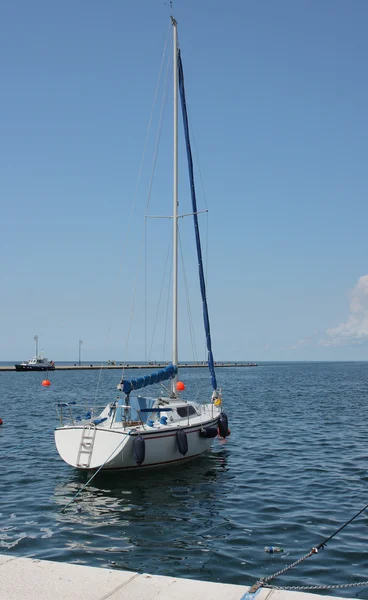 Ein Segelboot, das an einem Sommertag im Hafen von Triest, Italien festgemacht hat — Stockfoto